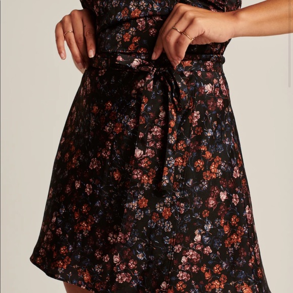 NWT! Abercrombie & Fitch Floral silk skirt - Picture 2 of 12